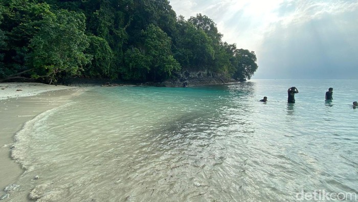 Pantai Teluk Hantu, Lampung. (Tommy Saputra)