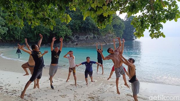 Pantai Teluk Hantu, Lampung. (Tommy Saputra)