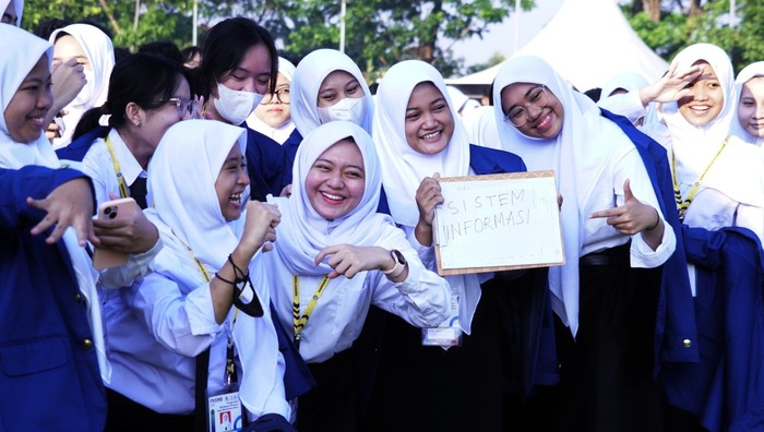 Para mahasiswa baru ITS Surabaya yang dikukuhkan pada Senin, 7 Agustus 2023