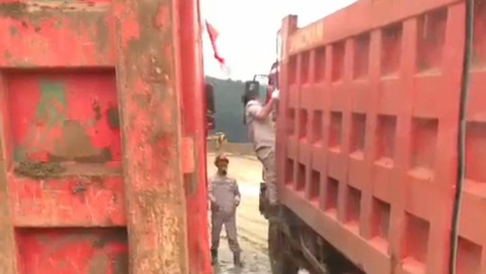 Pekerja PT IWIP mencabut atribut bendera merah putih di bagian depan truk.