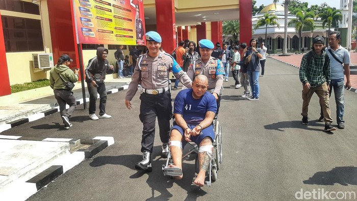 Pelaku inisial JI (35) saat diamankan polisi menggunakan kursi roda di Mapolresta Bandung.