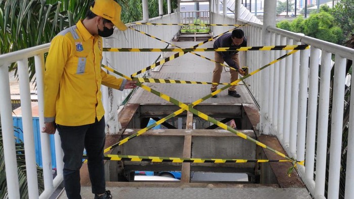 Pelat besi lantai JPO di Semanan, Jakbar hilang. Diduga dicuri semalam, Minggu (6/8/2023).