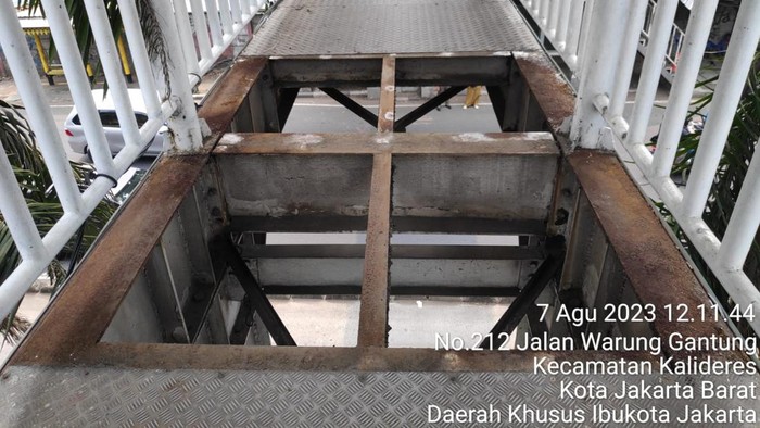 Pelat besi lantai JPO di Semanan, Jakbar hilang. Diduga dicuri semalam, Minggu (6/8/2023).