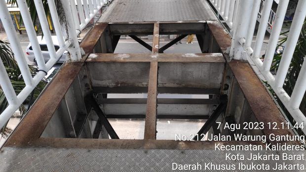 Pelat besi lantai JPO di Semanan, Jakbar hilang. Diduga dicuri semalam, Minggu (6/8/2023).
