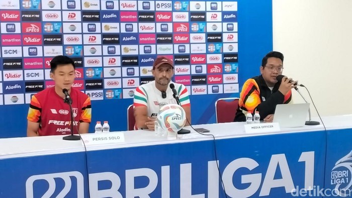 Pelatih Persis Solo, Leonardo Medina, dan pemain Persis Solo Sutanto Tan saat konferensi pers di Stadion Manahan Solo, Senin (7/8/2023).
