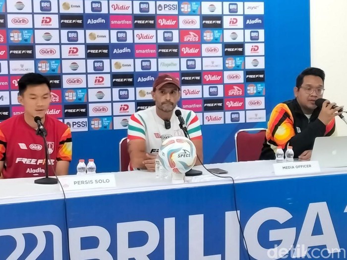 Pelatih Persis Solo, Leonardo Medina, dan pemain Persis Solo Sutanto Tan saat konferensi pers di Stadion Manahan Solo, Senin (7/8/2023).