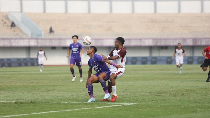 Pemain PSM Yakob Sayuri berduel dengan pemain Persita dalam duel di Stadion Indomilk Arena, Tangerang.