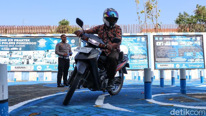 Pemohon SIM C saat menjalani ujian praktik.