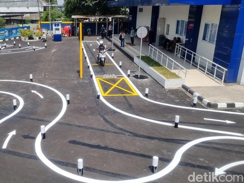 Pemohon SIM melintasi sirkuit uji praktik SIM baru di Polres Bantul, DIY, Senin (7/8/2023).