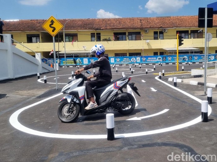 Pemohon SIM melintasi sirkuit uji praktik SIM baru di Polres Bantul, DIY, Senin (7/8/2023).