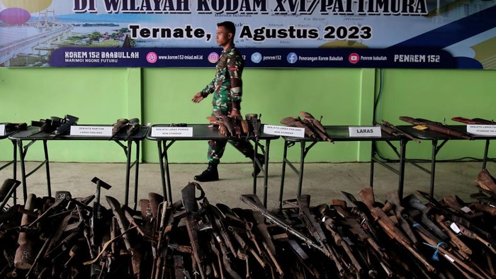 Prajurit TNI AD memeriksa senjata hasil temuan dari masyarakat saat pemusnahan senjata api rakitan di Denpal XVI-1 Ternate, Kota Ternate, Maluku Utara, Senin (7/8/2023). Jajaran Korem 152/Babullah memusnahkan sebanyak 700 pucuk senjata api organik dan rakitan yang merupakan hasil penggagalan di Wilayah Maluku Utara sejak tahun 2019, senjata yang disita tersebut adalah sisa-sisa konflik pada tahun 1999, maupun peninggalan Perang Dunia ke-2 di Morotai. ANTARA FOTO/Andri Saputra/Spt.