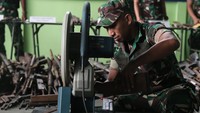 Prajurit TNI AD memotong senjata laras panjang hasil temuan masyarakat saat pemusnahan senjata api rakitan di Denpal XVI-1 Ternate, Kota Ternate, Maluku Utara, Senin (7/8/2023).  