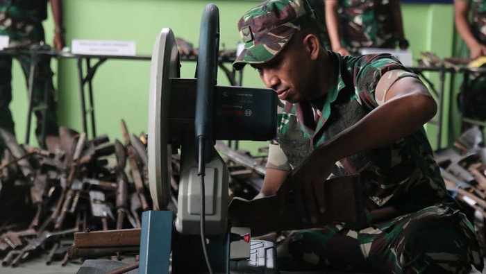 Prajurit TNI AD memeriksa senjata hasil temuan dari masyarakat saat pemusnahan senjata api rakitan di Denpal XVI-1 Ternate, Kota Ternate, Maluku Utara, Senin (7/8/2023). Jajaran Korem 152/Babullah memusnahkan sebanyak 700 pucuk senjata api organik dan rakitan yang merupakan hasil penggagalan di Wilayah Maluku Utara sejak tahun 2019, senjata yang disita tersebut adalah sisa-sisa konflik pada tahun 1999, maupun peninggalan Perang Dunia ke-2 di Morotai. ANTARA FOTO/Andri Saputra/Spt.