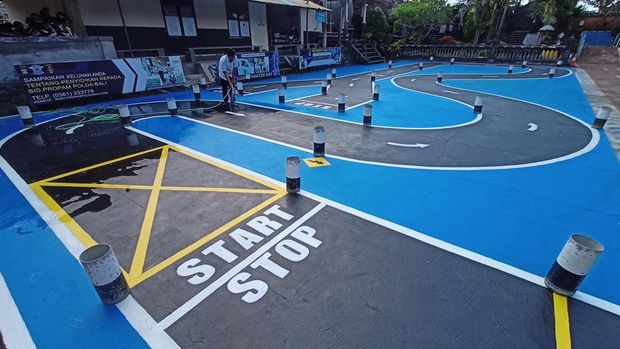 Penampakan desain trek ujian berkendara bagi pencari SIM roda dua yang baru di halaman belakang Polres Tabanan. (chairul amri simabur/detikBali)