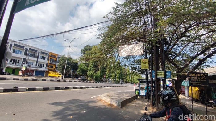 Penampakan kabel melintang di Ring Road Utara, Jombor, Mlati yang menyebabkan kecelakaan pemotor. Dipotret Senin (7/8/2023). Penampakan kabel melintang di Ring Road Utara, Jombor, Mlati yang menyebabkan kecelakaan pemotor. Dipotret Senin (7/8/2023).
