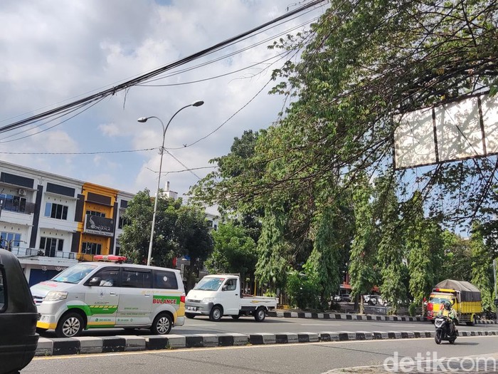 Penampakan kabel melintang di Ring Road Utara, Jombor, Mlati yang menyebabkan kecelakaan pemotor. Dipotret Senin (7/8/2023).