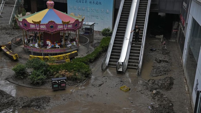 Penampakan Lumpur dan Puing Sisa Banjir di China Banjir yang disebabkan oleh Topan Doksuri telah menerjang sejumlah wilayah di China. Banjir itu menyisakan material lumpur dan puing Beijing, Senin (7/8/2023).