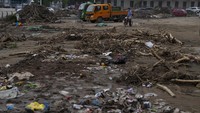 Banjir telah surut dan menyisakan lumpur serta puing lainnya.  