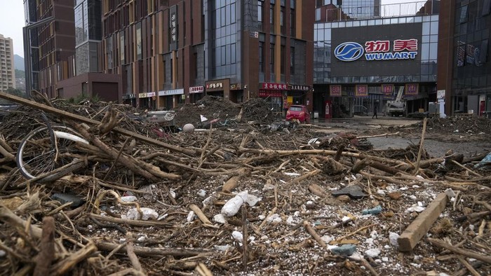 Banjir yang disebabkan oleh Topan Doksuri telah menerjang sejumlah wilayah di China. Banjir itu menyisakan material lumpur dan puing Beijing, Senin (7/8/2023).