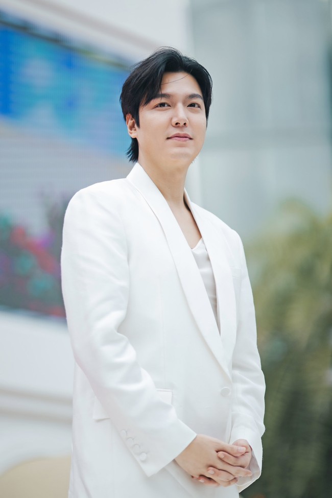 Penampilan Lee Min Ho mengejutkan publik saat menghadiri acara klinik kecantikan di Bangkok pada 2023. Sang aktor terlihat lebih chubby dari biasanya. Ia diduga menaikkan berat badan karena tuntutan peran. Foto: Instagram