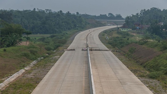 Sejumlah bermain di pembangunan jalan tol Serang-Panimbang Seksi II di Lebak, Banten, Senin (7/8/2023). Pemerintah targetkan pembangunan tol Serang-Panimbang sepanjang 83,57 kilometer rampung pada Maret 2024 guna mendorong pertumbuhan ekonomi baru di wilayah Selatan Banten. ANTARA FOTO/Muhammad Bagus Khoirunas/foc.