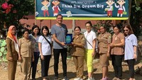 Pemberian plakat dari PT Anugerah Pharmindo Lestari yang diwakili oleh Christophe Piganiol selaku Presiden Direktur, Helen Marlina selaku Head of Brand, Communication, dan Sustainability, dan jajaran manajemen kepada Elisabeth Verti Loyola, S.Pd, kepala sekolah serta guru-guru SDN 01 Labuan Bajo dalam rangka acara APL Mengajar di Labuan Bajo, Nusa Tenggara Timur pada Senin, 7 Agustus 2023. Di dalam acara ini diserahkan juga donasi dari APL dan karyawan berupa vitamin, kotak P3K, obat-obatan, dan buku-buku untuk mengembangkan minat membaca serta kesehatan.