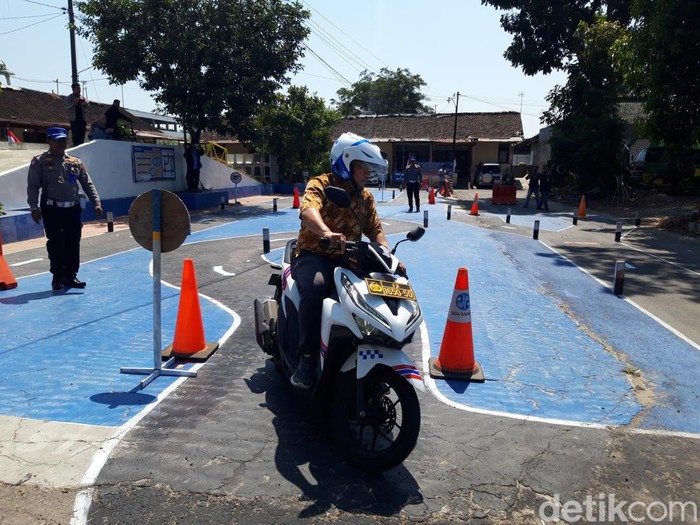 Peserta ujian praktik SIM model baru di Polres Boyolali, Senin (7/8/2023).