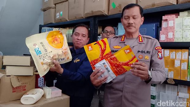 Polisi menggerebek gudang kosmetik ilegal di Batam.