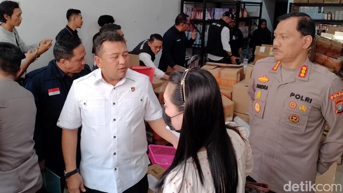 Polisi menggerebek gudang kosmetik ilegal di Batam.