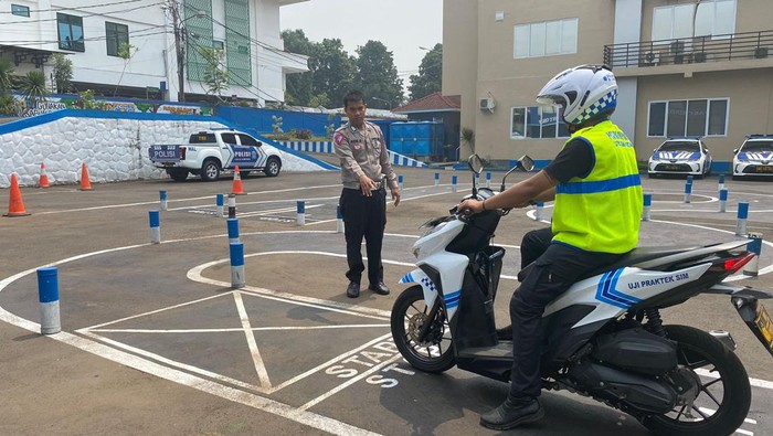 Polres Bogor mulai menerapkan lintasan S dalam uji praktik SIM C.