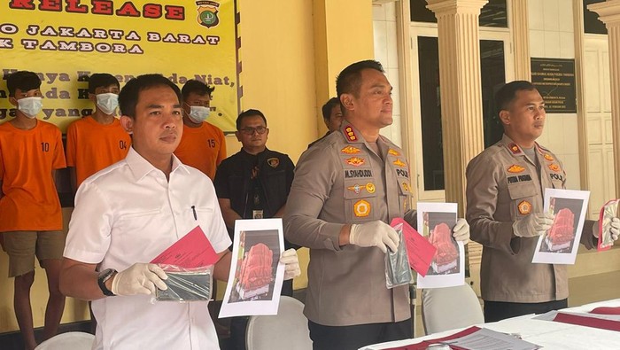 Polsek Tambora menangkap 5 pelaku pencurian motor yang ditutupi kasur.