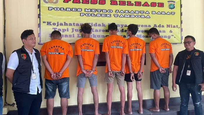 Polsek Tambora menangkap 5 pelaku pencurian motor yang ditutupi kasur.