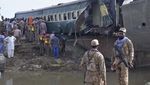 Potret 10 Gerbong Kereta Terbalik di Pakistan
