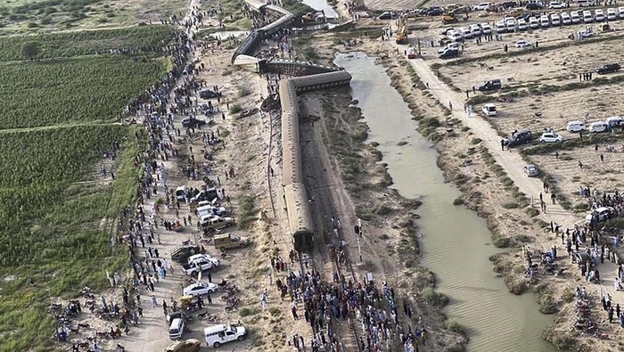 Kecelakaan kereta tergelincir terjadi di Pakistan bagian selatan. Saking hebatnya kecelakaan, 10 gerbong kereta terbalik.