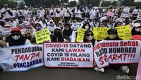 Selain itu, mereka juga membawa spanduk yang berisi tuntutan.  