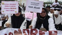 Ada juga poster bertuliskan jutaan honorer jomblo karena upahnya murah takut nikah  
