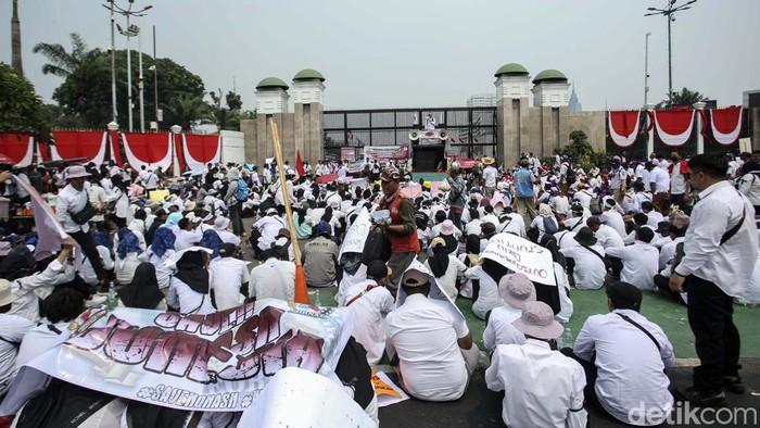 Potret Curhatan Pegawai Honorer di DPR Ribuan pegawai honorer menggelar aksi meminta diangkat menjadi ASN di depan Gedung DPR, Jakarta. Berbagai poster berisi 'curhatan' mereka bawa.