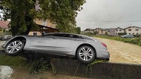 Sebuah mobil terseret arus banjir. 