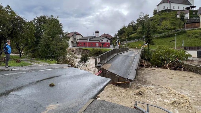 Potret Jembatan Putus Akibat Banjir di Slovenia A car is stuck on a bridge near the town of Komenda, Slovenia, Friday, Aug. 4, 2023. Slovenia has faced the worst-ever natural disaster in its history, Prime Minister Robert Golob said Saturday, after devastating floods caused damage estimated at half a billion euros ($550 million). Devastating floods on Thursday and Friday killed three people and destroyed roads, bridges and houses in the small Alpine country. Two thirds of the territory had been affected. (AP Photo/Miro Majcen)