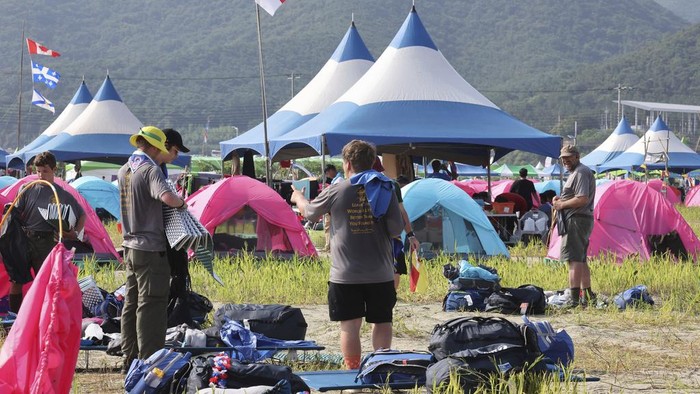 Potret Kontingen Pramuka Sejumlah Negara Tinggalkan Jambore Korsel U.S. scout members prepare to leave the World Scout Jamboree campsite in Buan, South Korea, Sunday, Aug. 6, 2023. South Korea is plowing ahead with the World Scout Jamboree, rejecting a call by the world scouting body to cut the event short as a punishing heat wave caused thousands of British scouts to begin leaving the coastal campsite Saturday. American scouts are expected to leave over the weekend. (Na Bo-bae/Yonhap via AP)