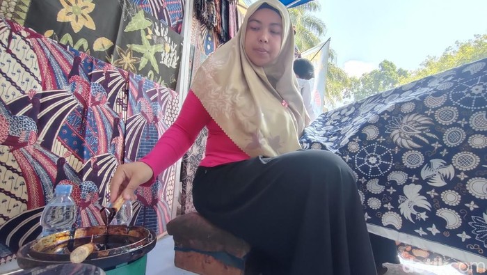 Potret Kristi mengerjakan proyek batik tulis Garutan.