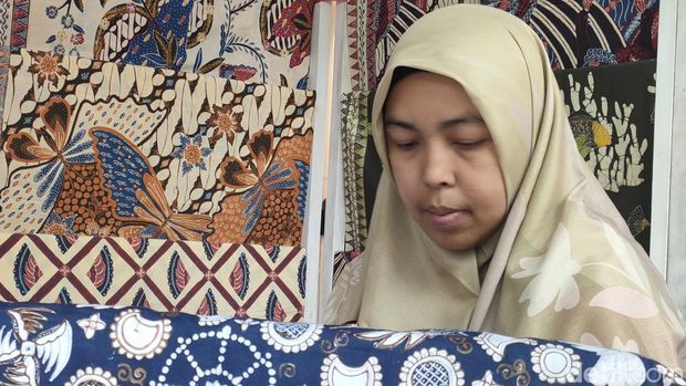Potret Kristi mengerjakan proyek batik tulis Garutan.