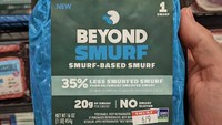 Sempat menjadi unggahan viral yang mengundang tawa, produk daging kemasan berwarna biru ini memiliki tampilan kocak. Labelnya menuliskan daging itu berasal dari daging tokoh smurf. Foto: Bored Panda