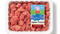 Daging babi kemasan ini konon dibuat dari kartun Peppa Pig. Bukan ditulis sebagai daging olahan, kemasannya justru menuliskan puzzle yang seolah Peppa Pignya dapat utuh kembali. Foto: Bored Panda