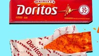 Pernah membayangkan doritos pedas menjadi permen karet? Berkat kreativitasnya, seorang netizen menghadirkan produk permen karet yang pedas ini. Foto: Bored Panda