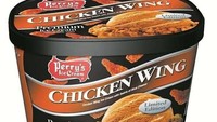 Sebuah produk es krim didesain dengan nyeleneh. Es krim yang enak ini diberikan perasa sayap ayam goreng yang renyah. Seperti apa ya rasanya? Foto: Bored Panda