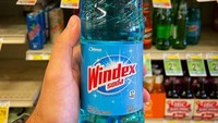 Punya penampilan kemasan yang aneh, soda ini tak tampak seperti soda. Botolnya lebih mirip cairan pembersih di dapur. Foto: Bored Panda