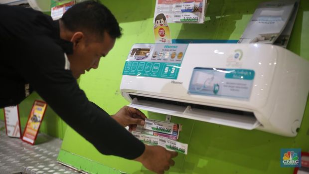 Promo Aneka AC di Transmart Full Day Sale. (CNBC Indonesia/Tias Budiarto)