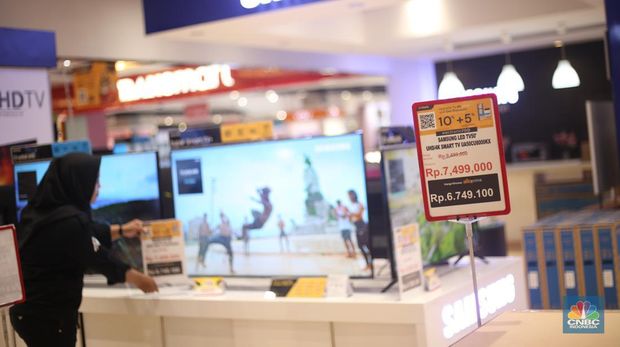 Promo Aneka TV di Transmart Full Day Sale. (CNBC Indonesia/Tias Budiarto)
