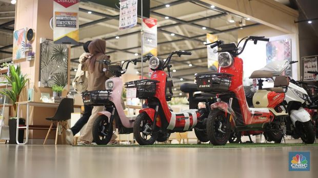 Promo Sepeda Listrik di Transmart Full Day Sale. (CNBC Indonesia/Tias Budiarto)